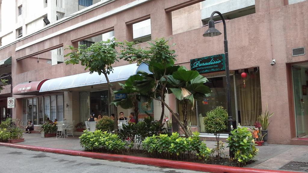 California Garden Square Apartment *